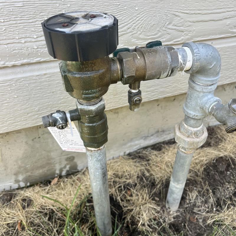 Sprinkler backflow prevention valve with piping connections