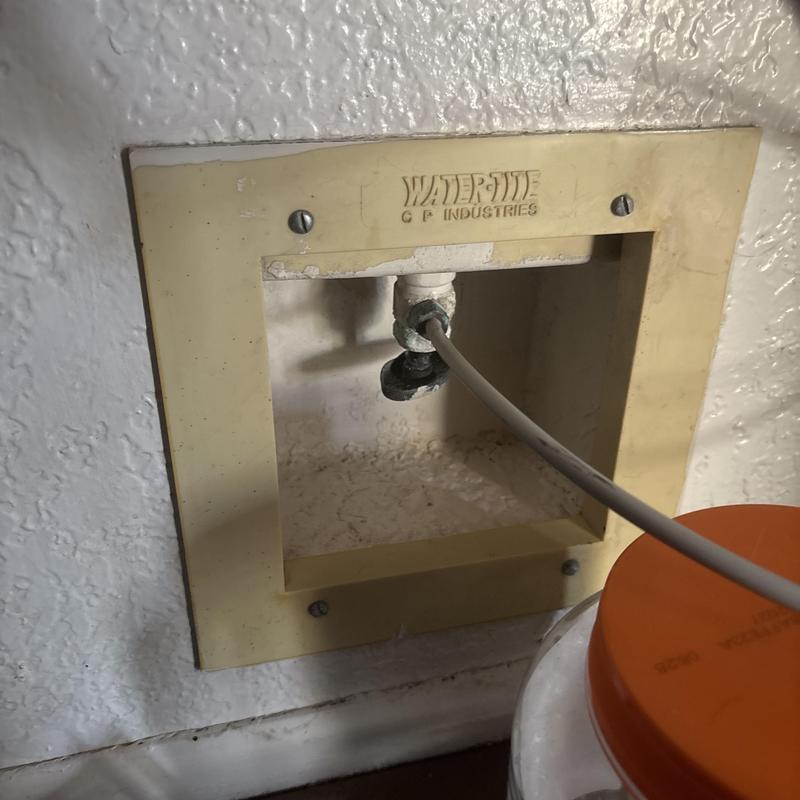 Washing machine water supply valve and hose connection