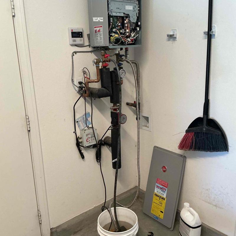 Water heater flush system with pump and hoses setup