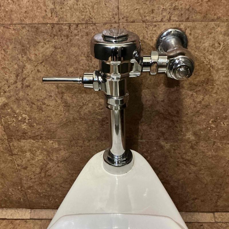 Sloan flush valve with new spud connection components