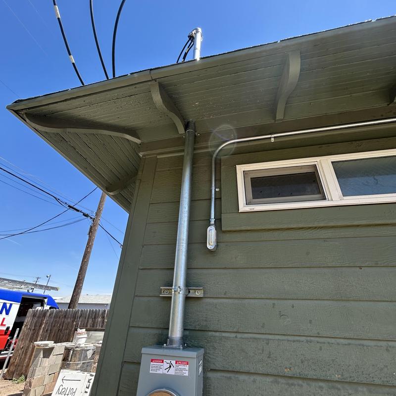 200 amp overhead electrical service conduit on house exterior