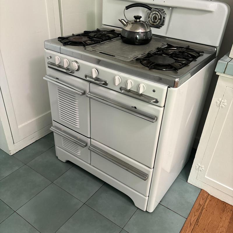 Gas stove with replaced gas supply line and kettle