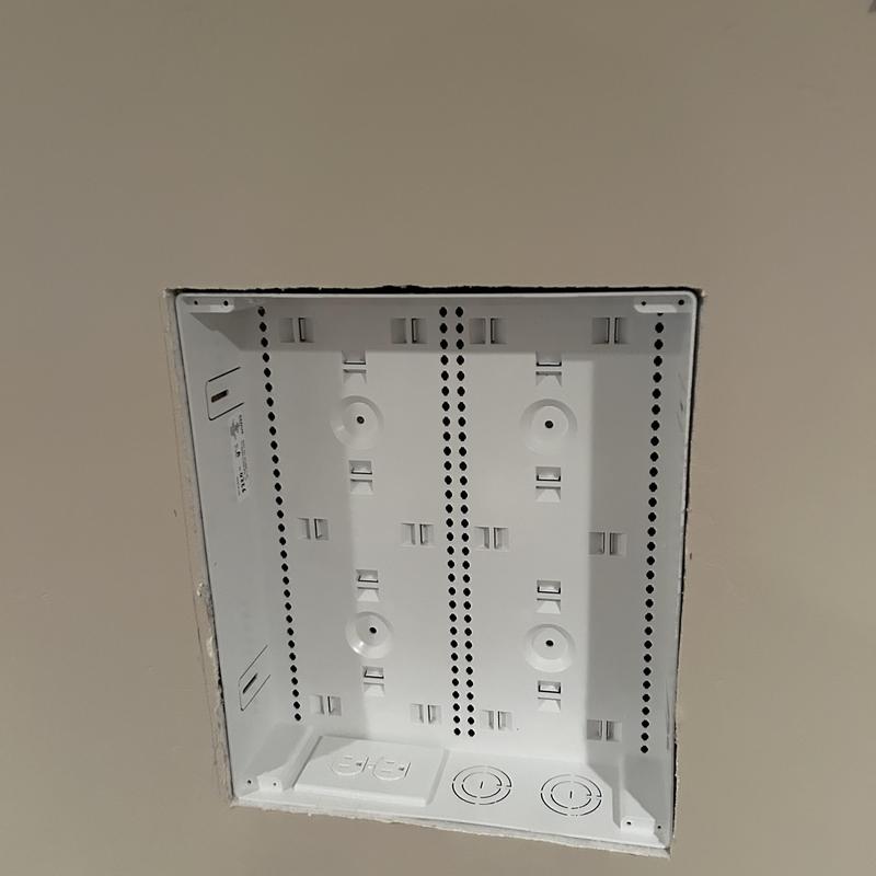 Media panel receptacle mounting box in wall cavity