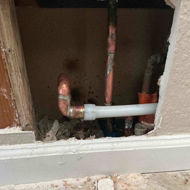 Copper plumbing manifold with PEX transition fittings