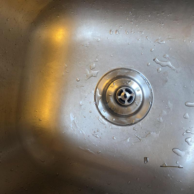 Kitchen sink basket strainer with water droplets
