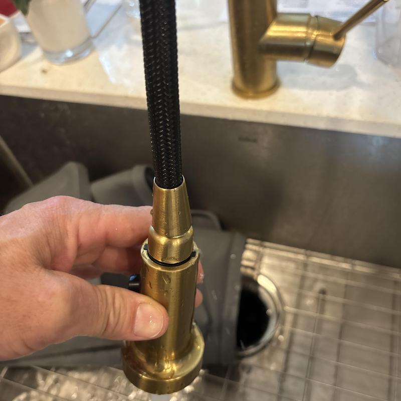 Pull-out kitchen faucet hose connection adjustment