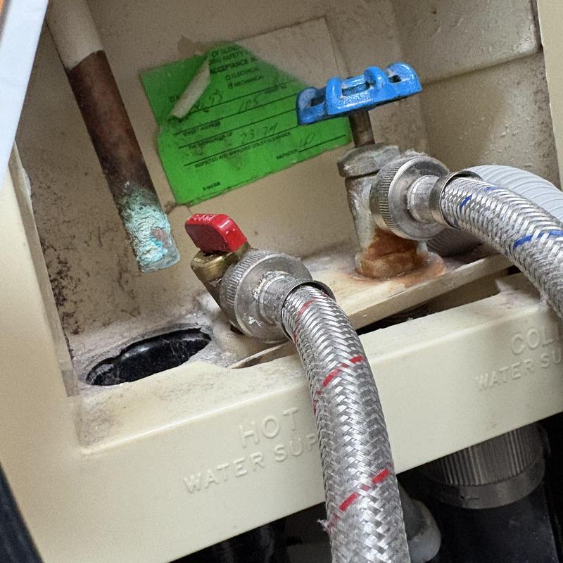 Washer valve connections with braided supply hoses