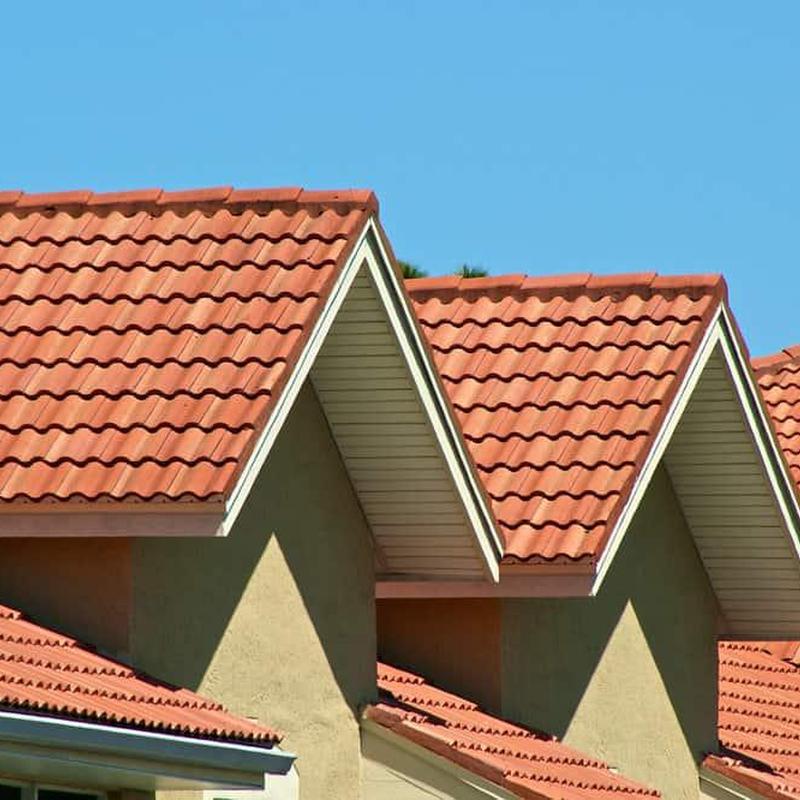 Tile roof installation with ridge detailing Tile roof installation with ridge detailing