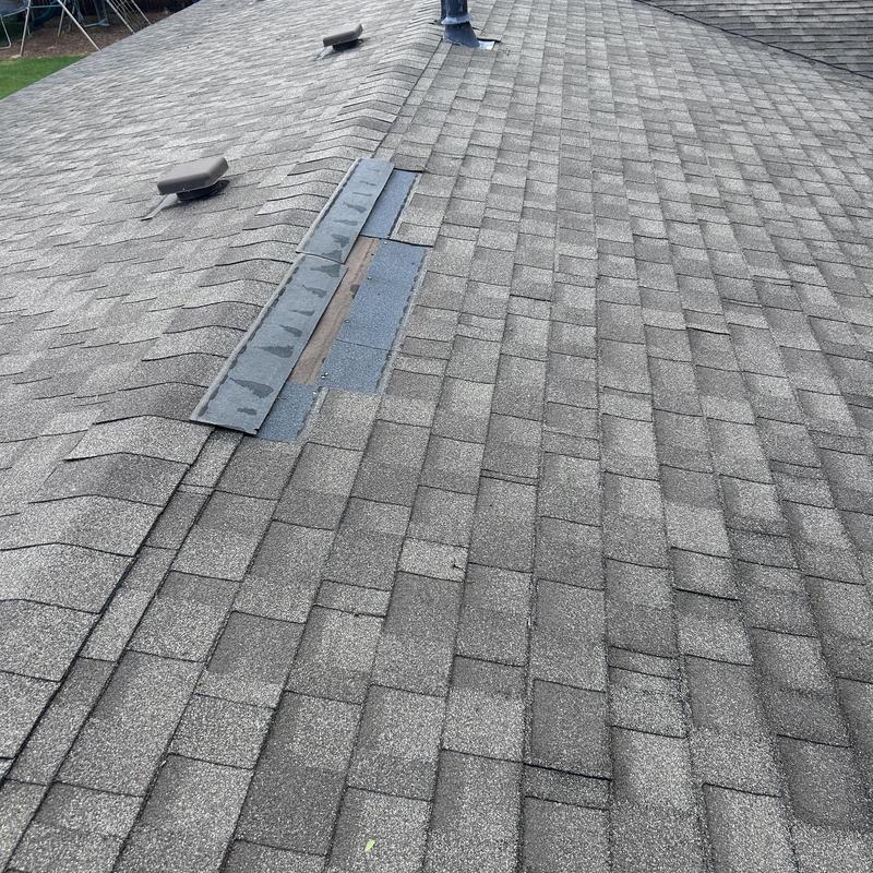 Roof shingles with partial replacement and ridge vents