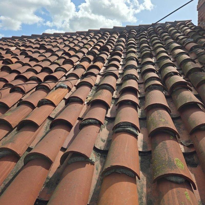 Tile roofing with repaired and sealed tile rows Tile roofing with repaired and sealed tile rows