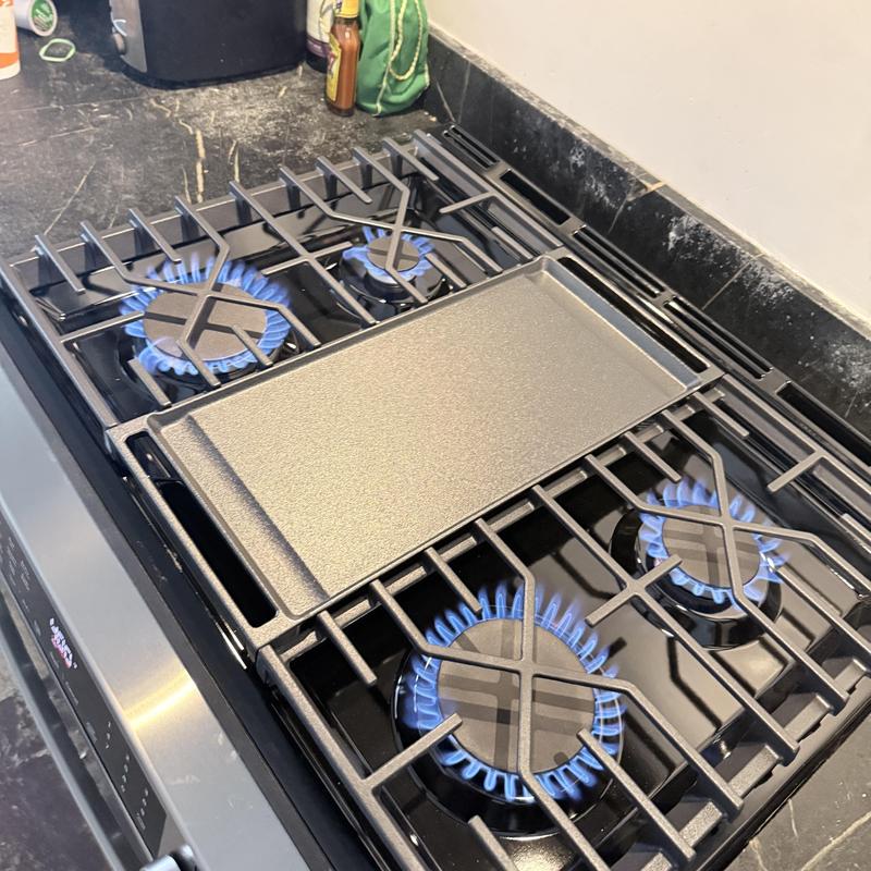 Gas range burners with griddle and active flame Gas range burners with griddle and active flame