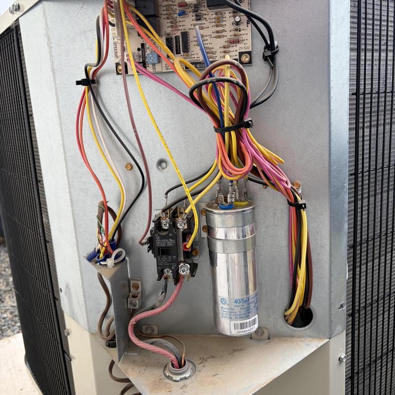 Heat pump electrical components and capacitor wiring Heat pump electrical components and capacitor wiring
