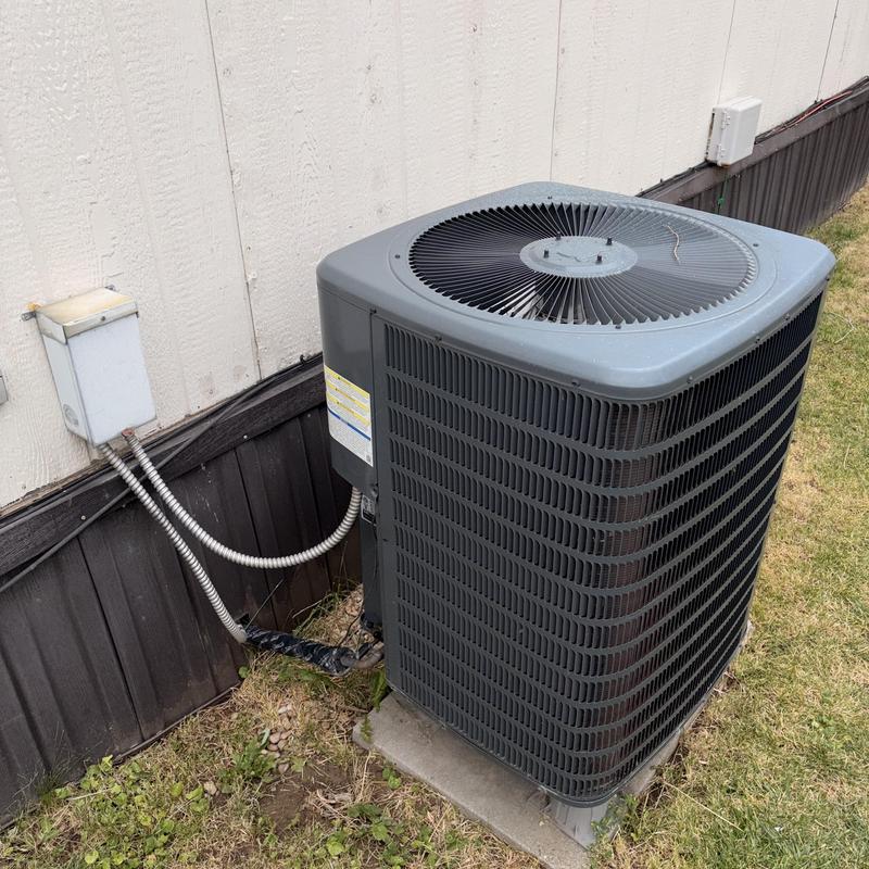 Outdoor heat pump unit with electrical wiring Outdoor heat pump unit with electrical wiring
