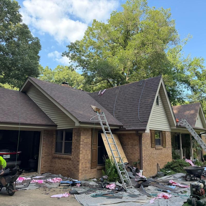 Owens Corning Oakridge shingles installation on roof Owens Corning Oakridge shingles installation on roof