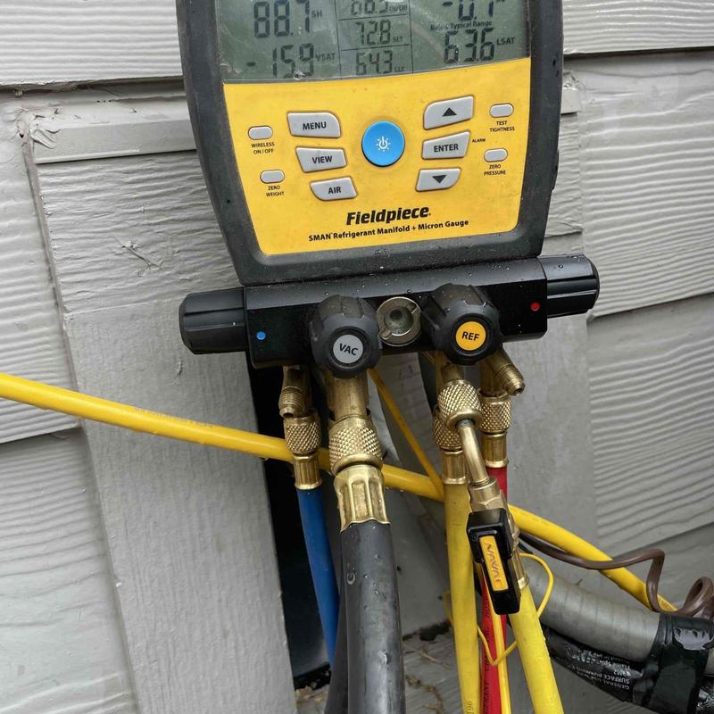 Refrigerant manifold gauge connected to heat pump system Refrigerant manifold gauge connected to heat pump system
