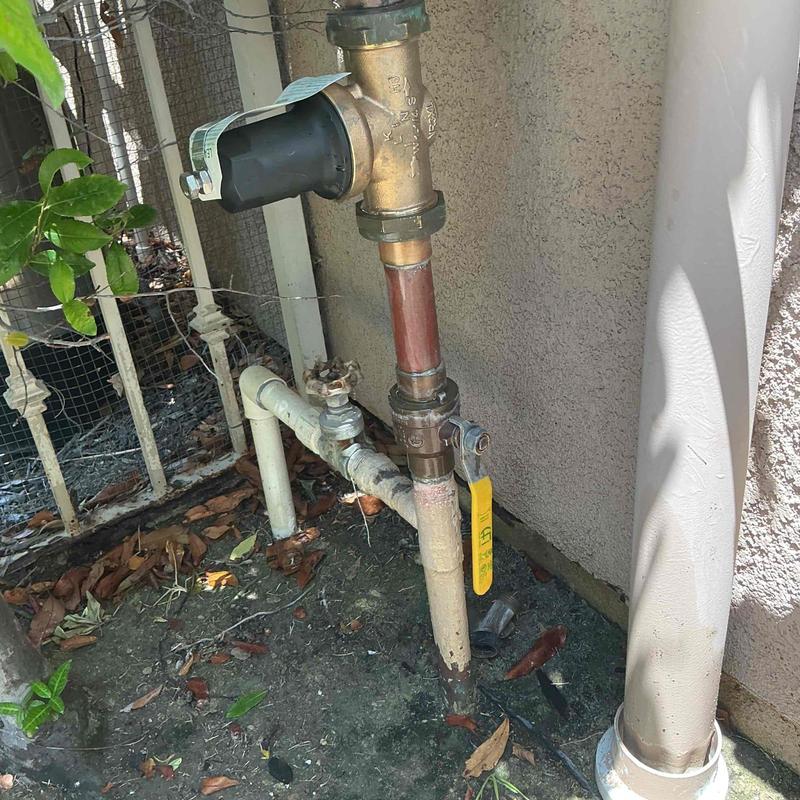 1 1/4 inch pressure regulator with shutoff valve outdoors