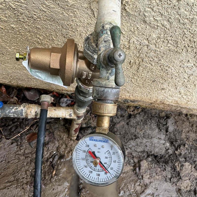 Pressure-reducing valve with attached pressure gauge