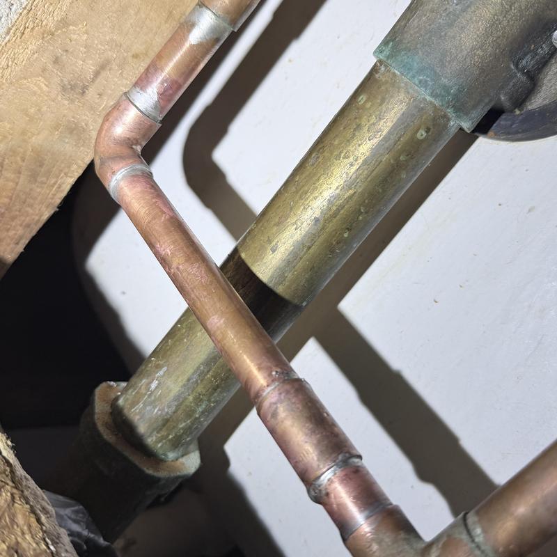 Copper faucet emergency stop valves and piping installation Copper faucet emergency stop valves and piping installation