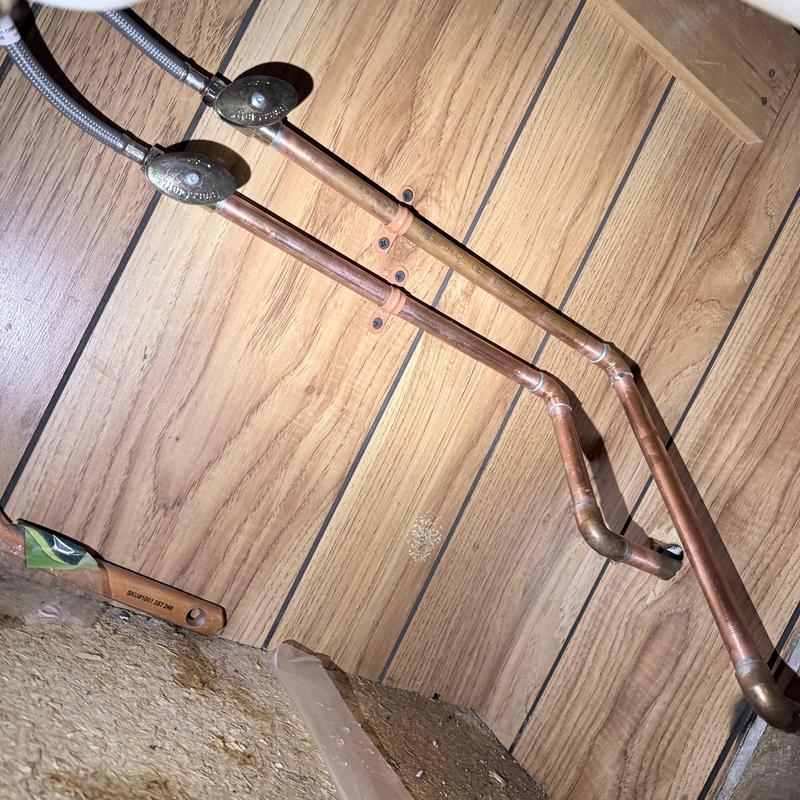 Copper faucet supply lines with emergency stop valves Copper faucet supply lines with emergency stop valves