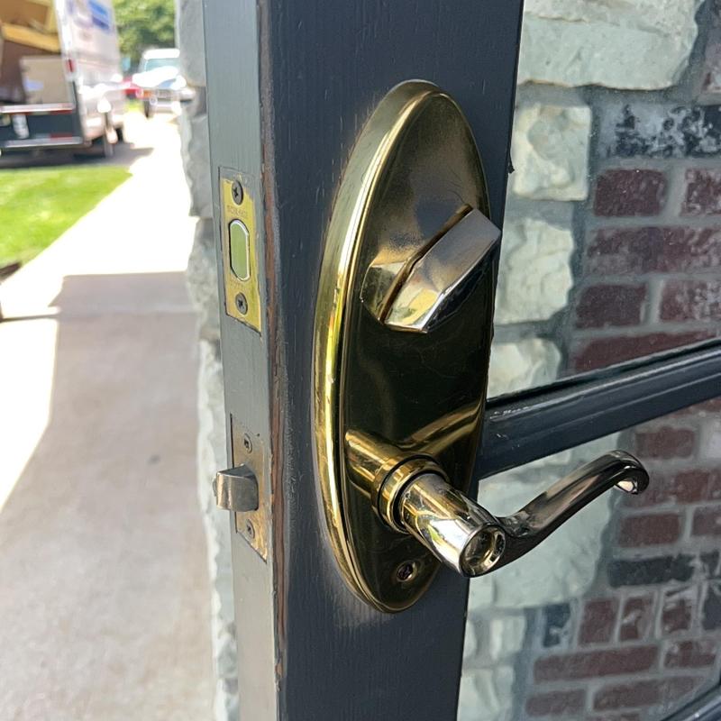 Interlocking door lockset with thumb turn on glass door