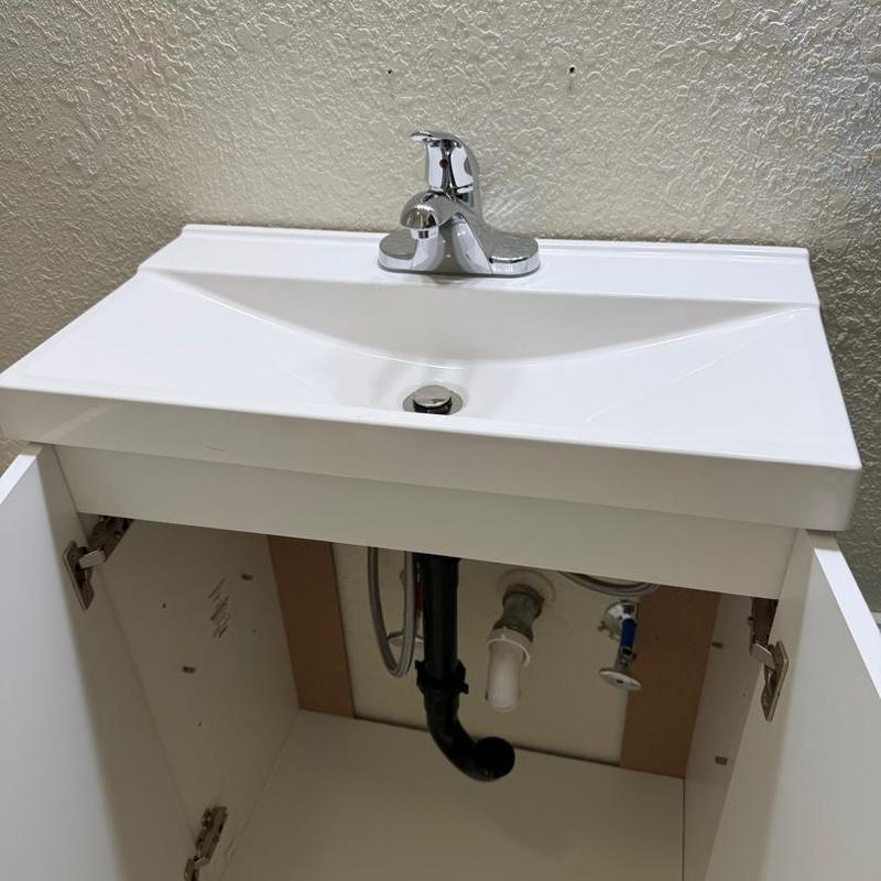 Lav faucet with pop-up drain and supply lines Lav faucet with pop-up drain and supply lines