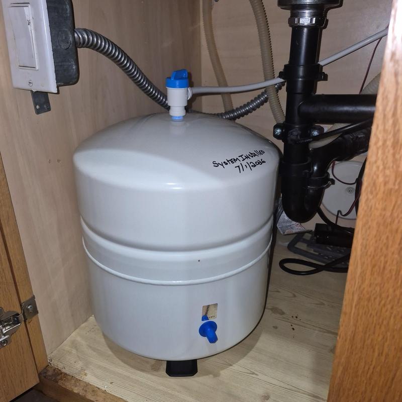 Reverse osmosis water storage tank under sink