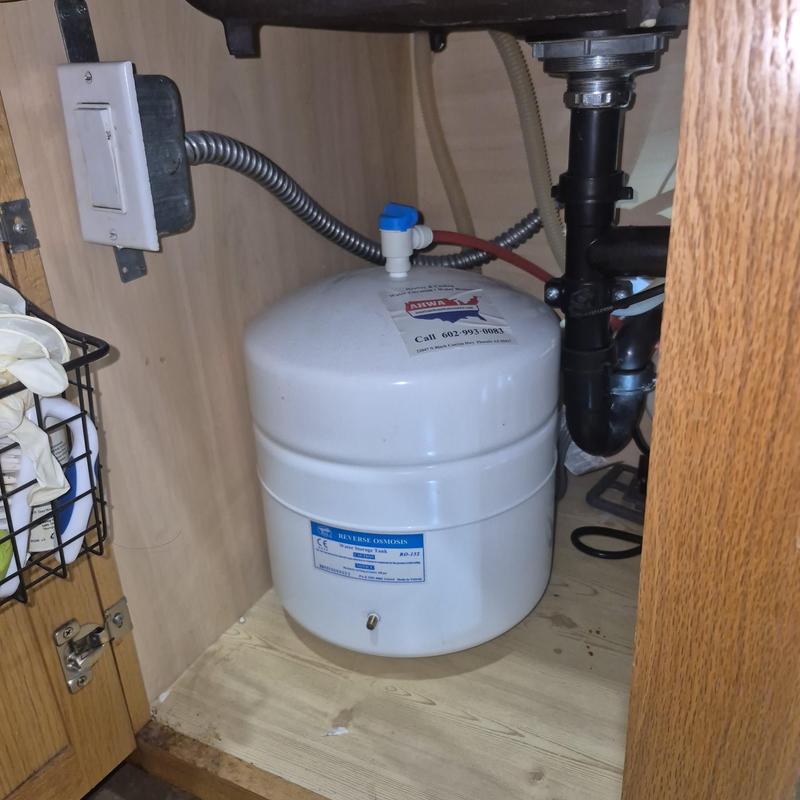 Reverse osmosis water storage tank under sink