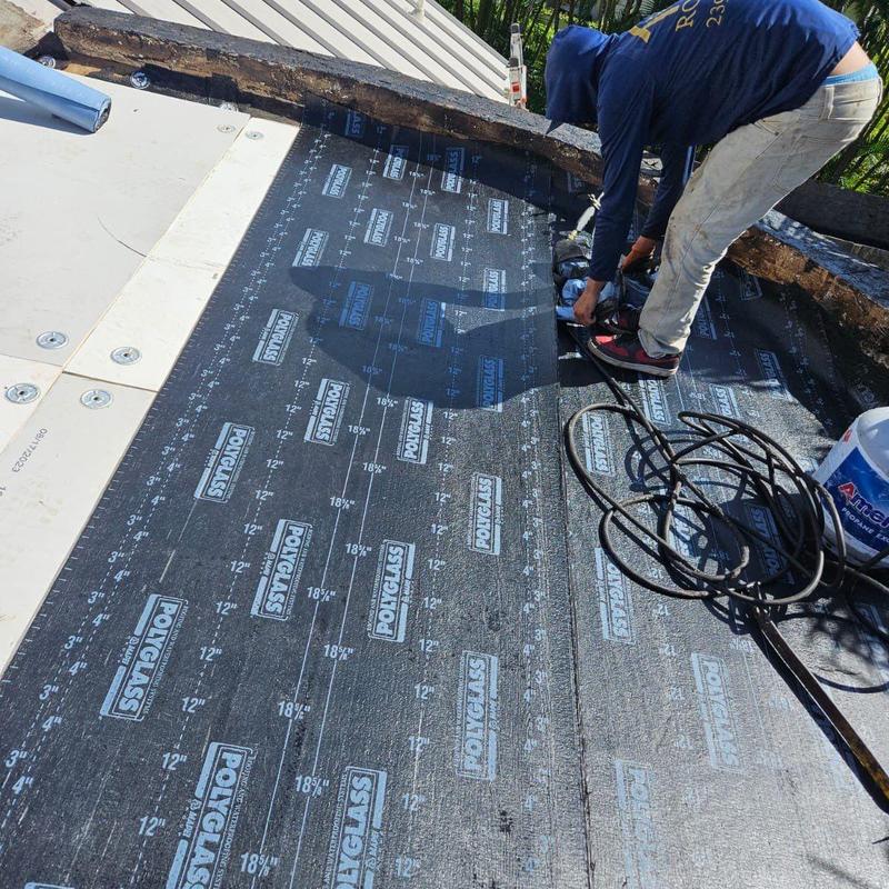 Flat roof base sheet installation with seam sealing Flat roof base sheet installation with seam sealing