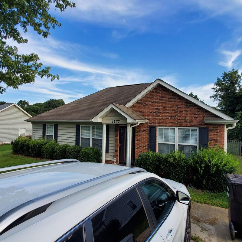 Asphalt shingle roof on brick and siding house