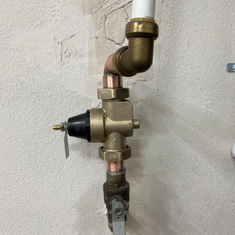 Pressure regulator valve with copper piping unions