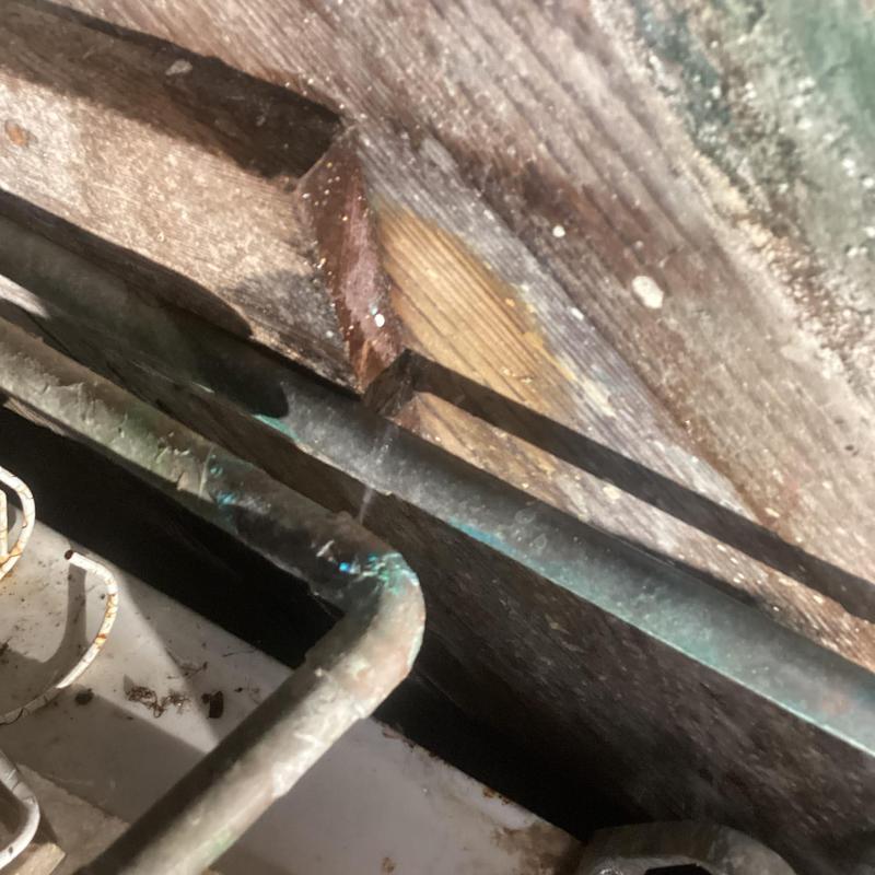 Copper pipe 90-degree joint with leak repair