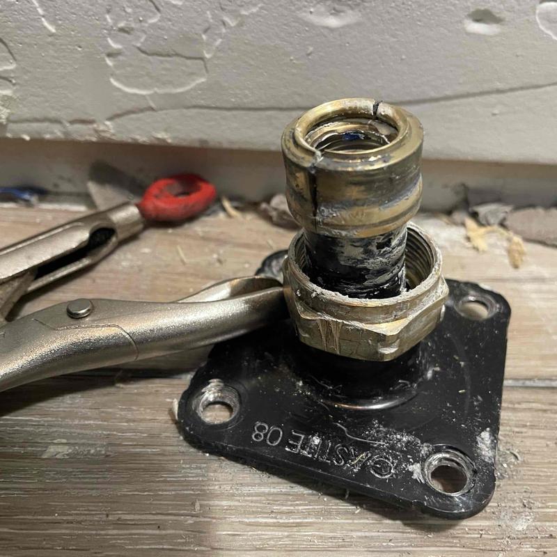 Gas stove connector with crushed washer and locking pliers Gas stove connector with crushed washer and locking pliers