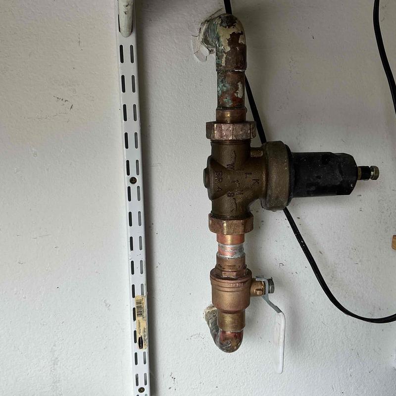 Quarter turn ball valve on service riser with regulator