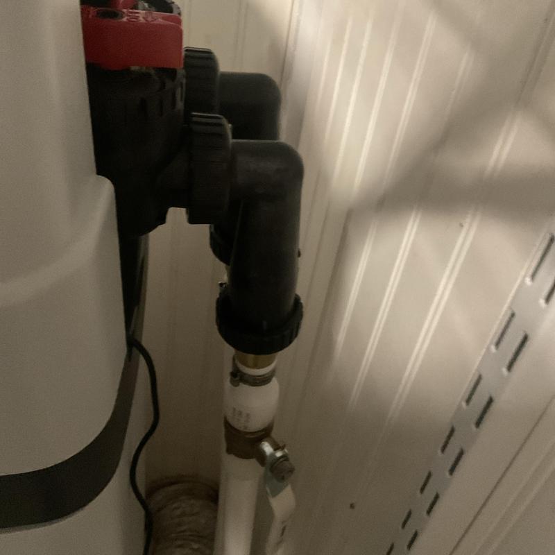 Water softener plumbing with loop installation detail Water softener plumbing with loop installation detail