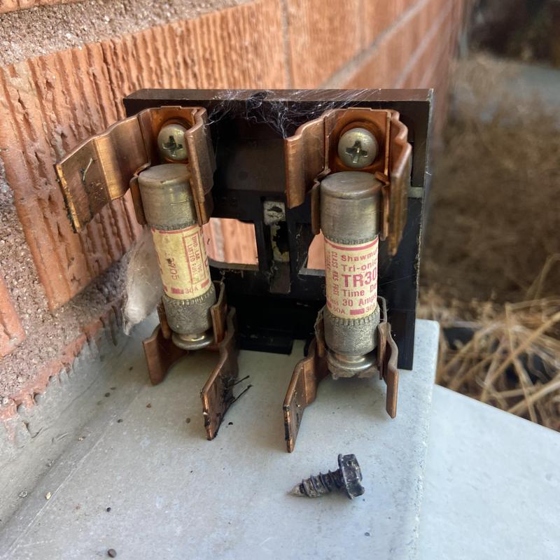Condenser compressor fuse holder with two fuses and screw Condenser compressor fuse holder with two fuses and screw