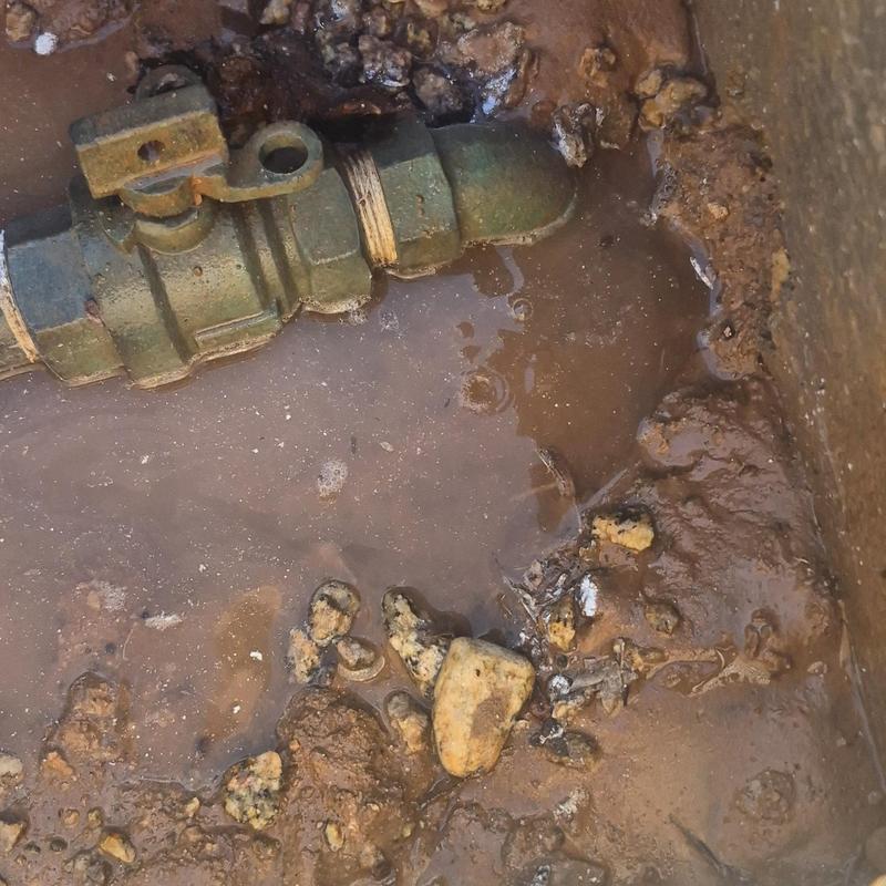 Water shutoff valve in muddy underground access box