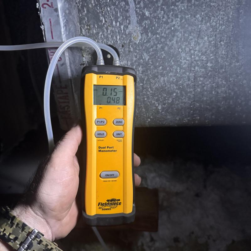 Heat pump duct pressure measured with dual port manometer
