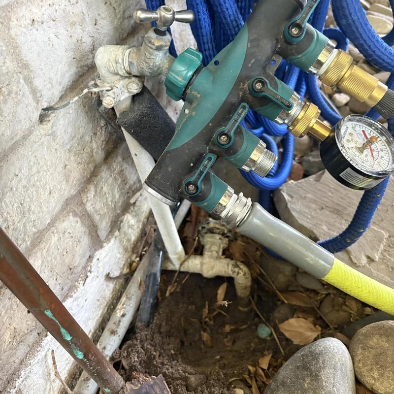 Multi-valve water manifold with pressure gauge and hoses