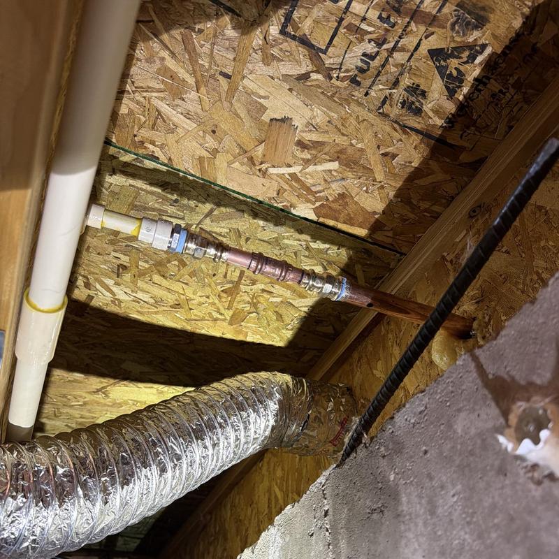 Copper supply pipe with PEX connection in ceiling cavity Copper supply pipe with PEX connection in ceiling cavity