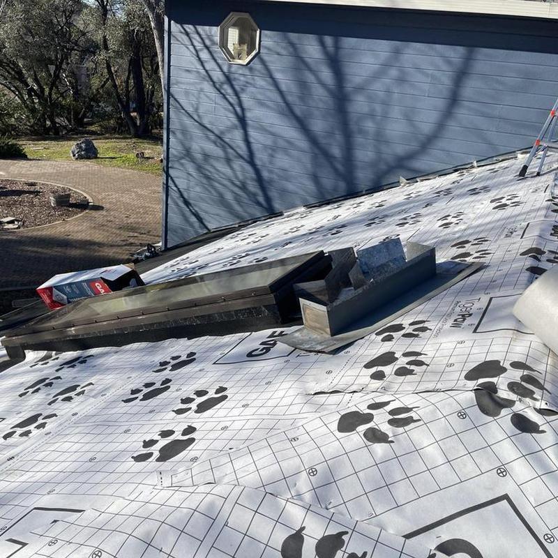 Asphalt roof underlayment with flashing installation