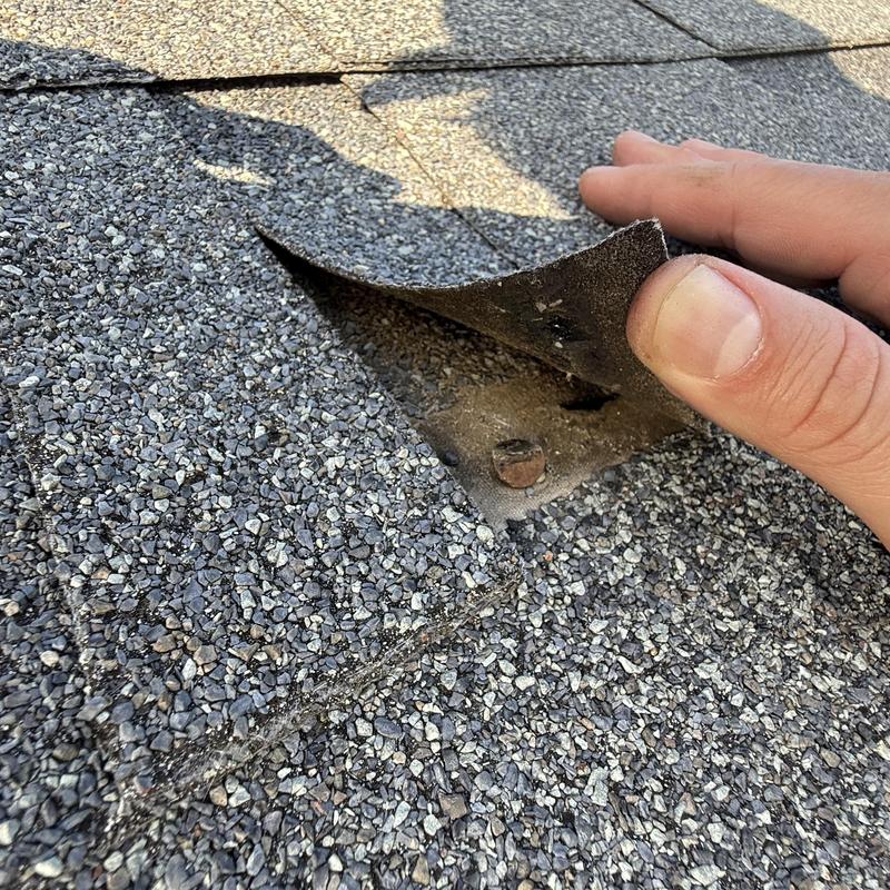 Roof shingles with under driven nail lifting edge Roof shingles with under driven nail lifting edge