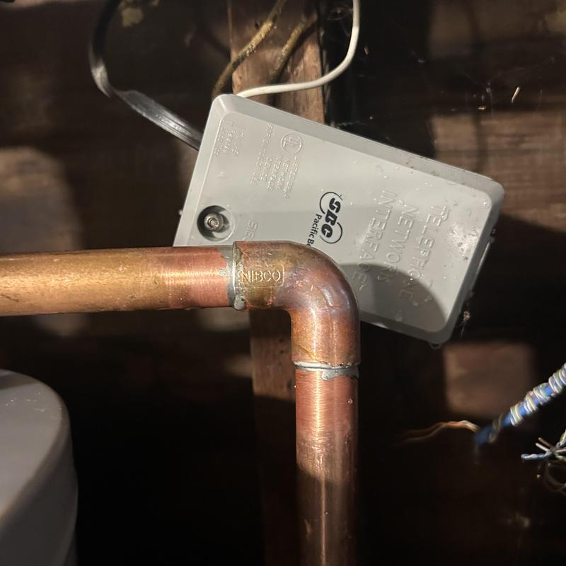 Copper pipe elbow joint with soldered connection