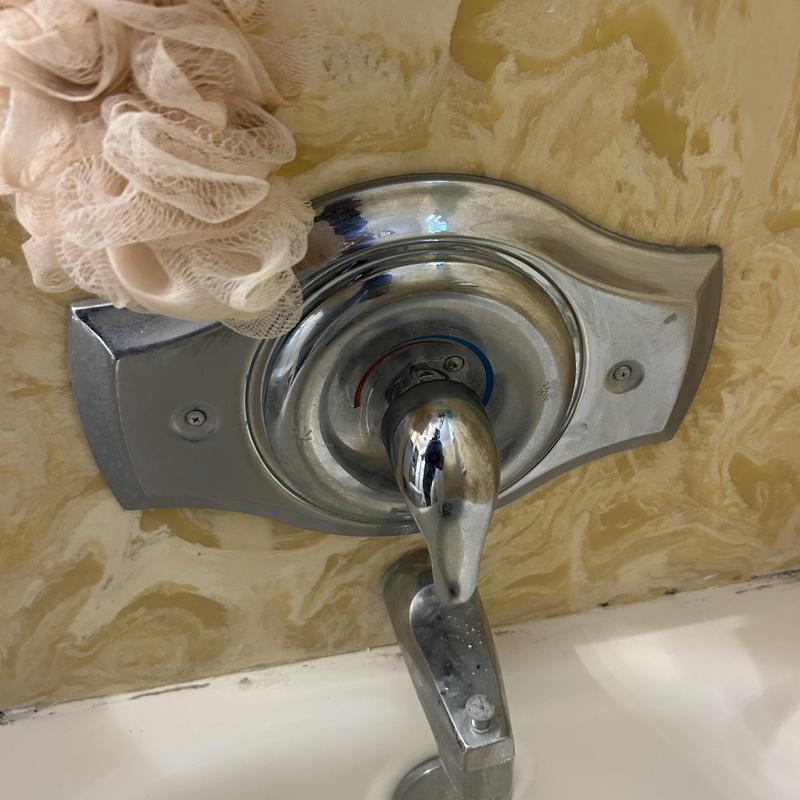 Shower valve and tub spout with attached shower handle
