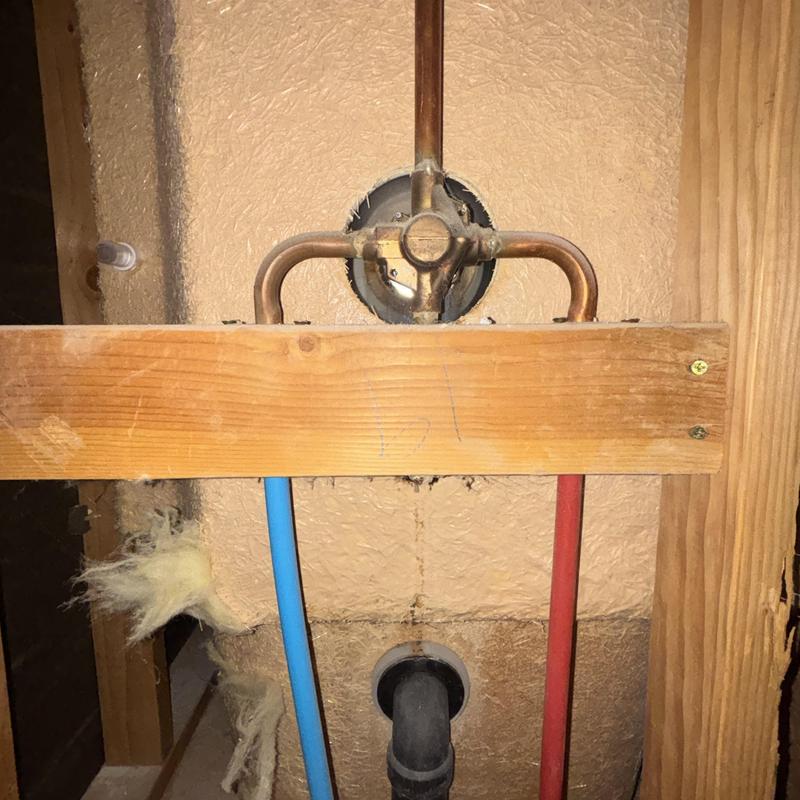 Tub valve and plumbing with hot and cold PEX pipes Tub valve and plumbing with hot and cold PEX pipes