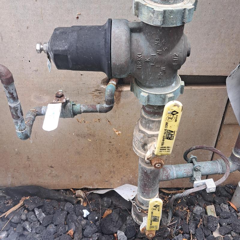 Pressure regulator on main water manifold with valves Pressure regulator on main water manifold with valves
