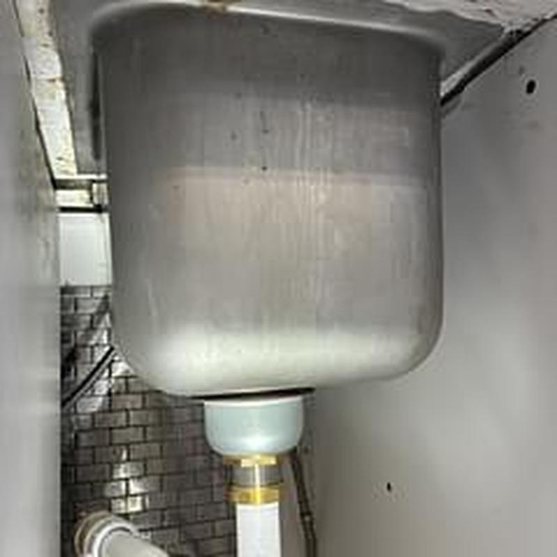 Undermount sink basin and drain pipe connection Undermount sink basin and drain pipe connection