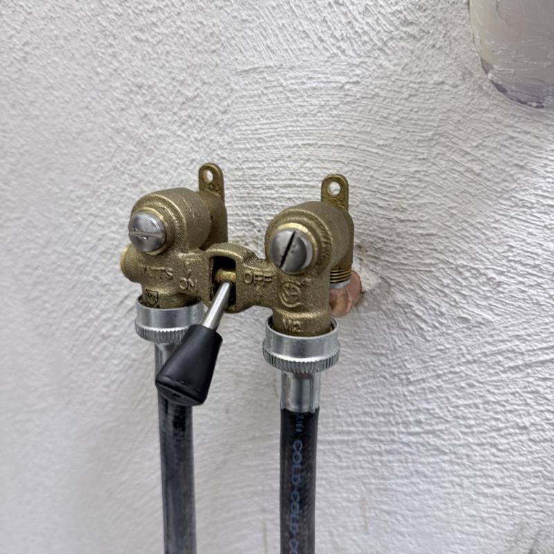 Laundry valve with shutoff and hose connections