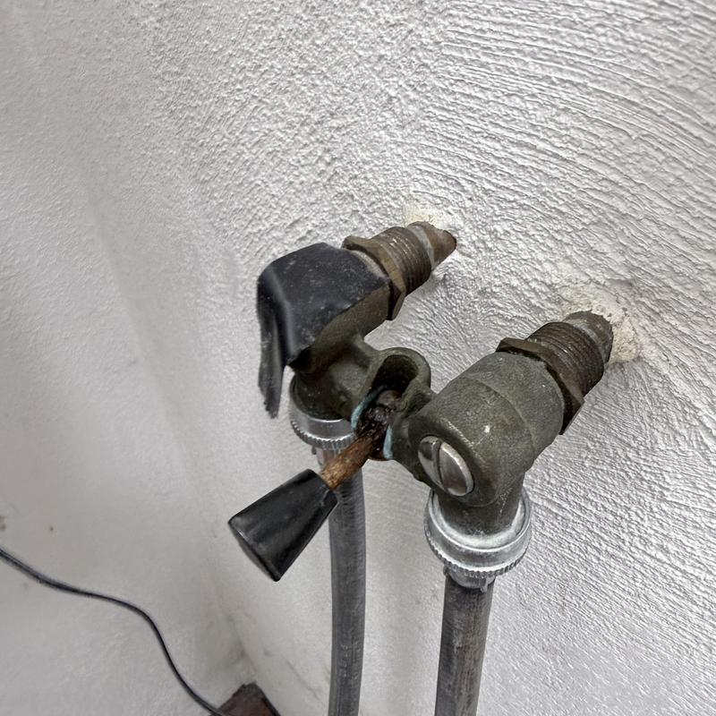 Laundry valve with hose connections on wall