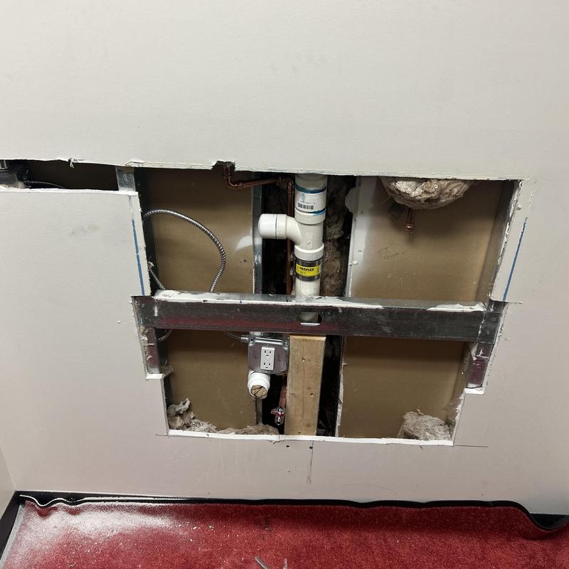 120V tamper resistant receptacle with plumbing access panel