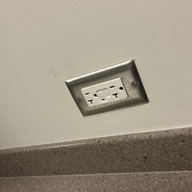 120V tamper resistant receptacle with metal cover plate